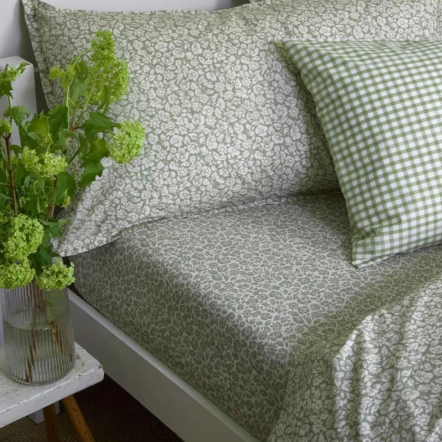 Pear Meadow Floral Cotton Fitted Sheet